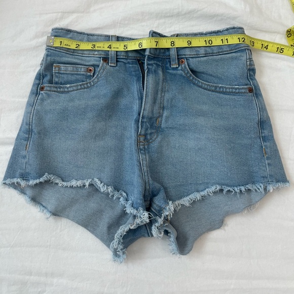 Dividend By H&M High Waisted Distressed Raw Hem Jean Shorts Size 2 Light Denim - Picture 4 of 5